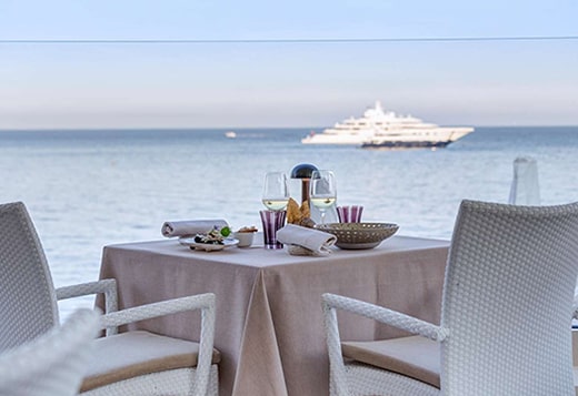 レストランで美しいビーチを眺めながら優雅な朝食を